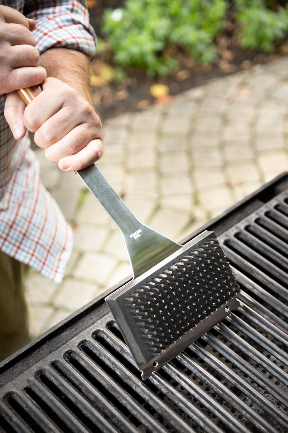 Outset Grande Verde Grill Brush