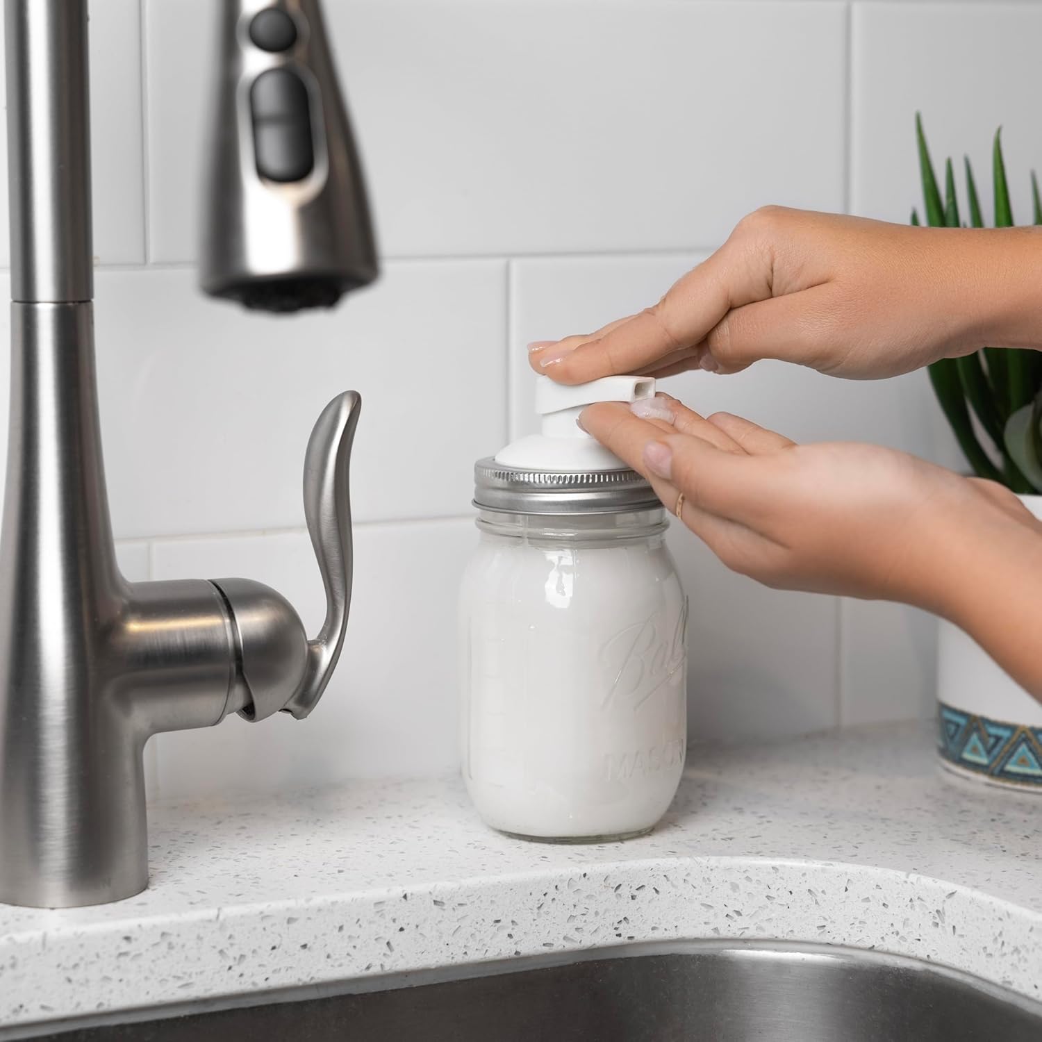 Jarware White Foam Soap Pump
