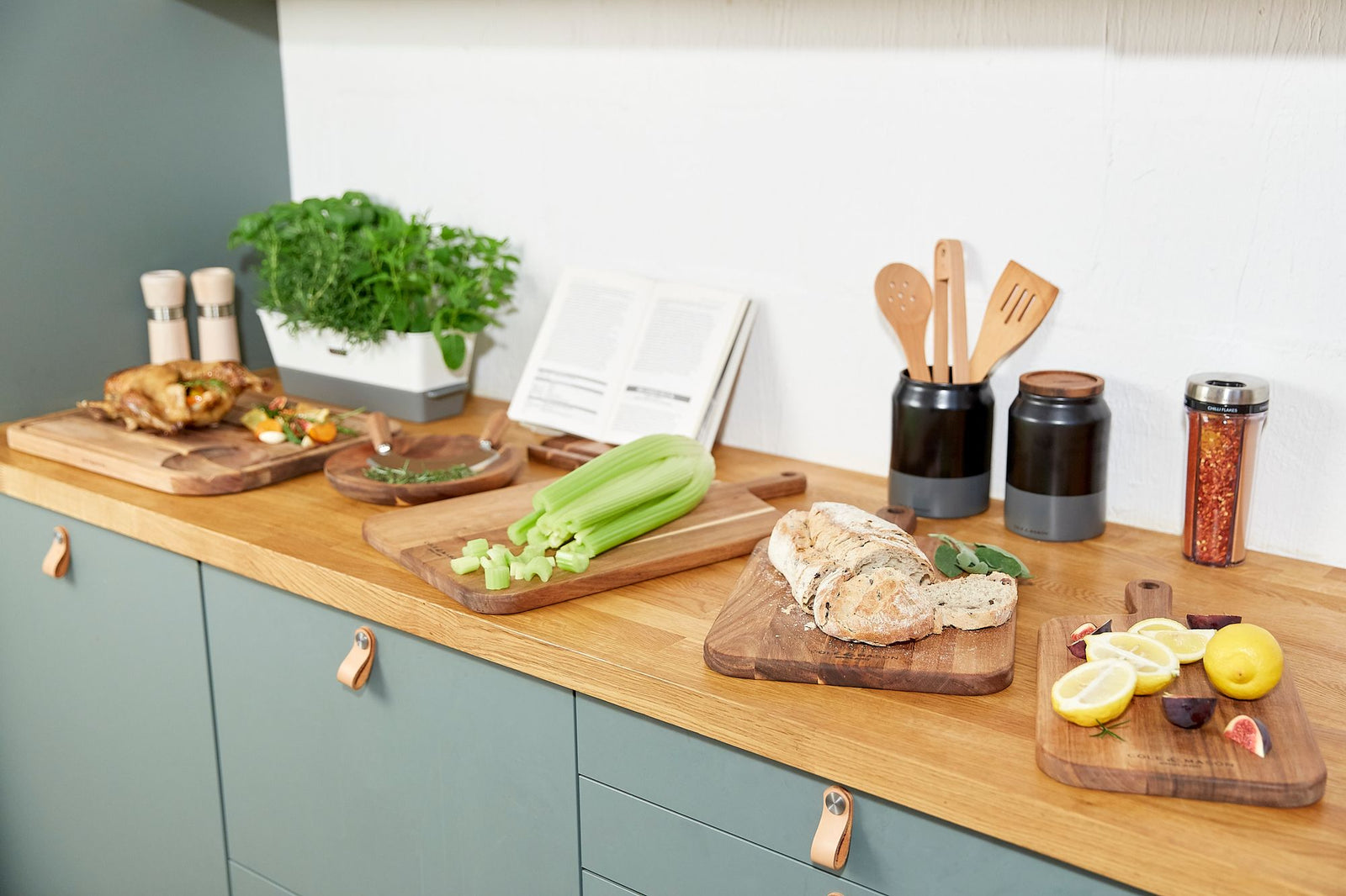 Cole & Mason Barkway Acacia Serving & Chopping Board – Large