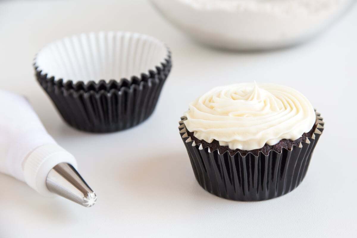 Fox Run Black Foil Baking Cups, Set of 32