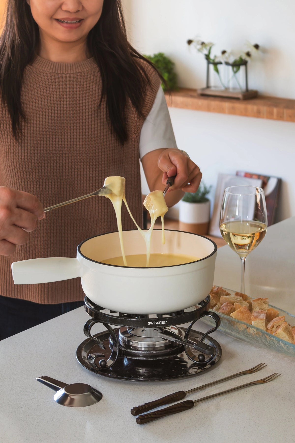 Swissmar Lugano Cast Iron Cheese Fondue Set – Matte White