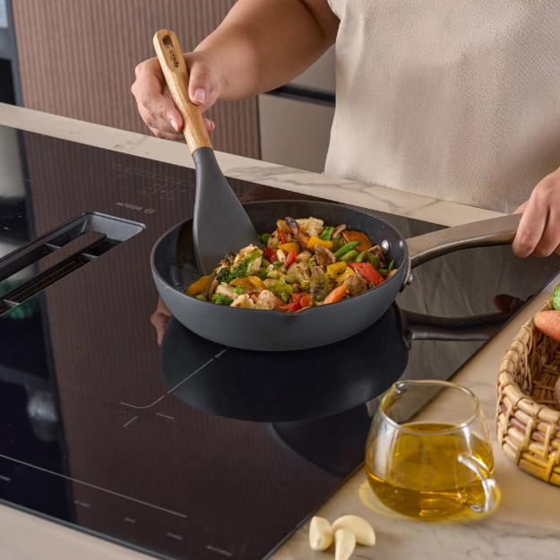 Zyliss Easy Lift Turner with Oak Wood Handle