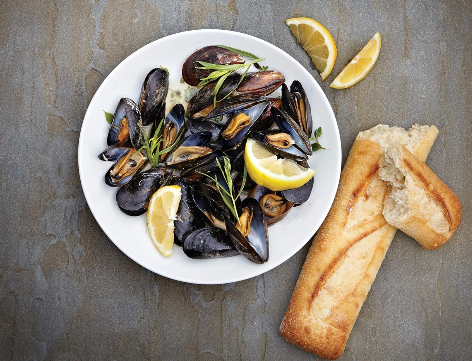 Outset Cast Iron Seafood & Mussel Pot with Lid – 2.5 Qt