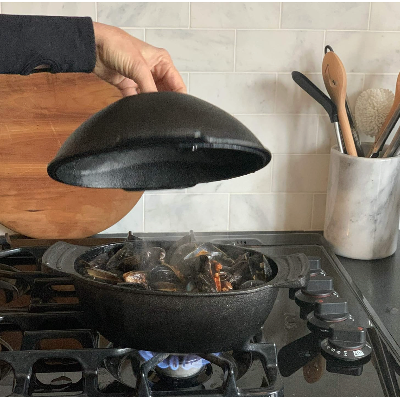 Outset Cast Iron Seafood & Mussel Pot with Lid – 2.5 Qt